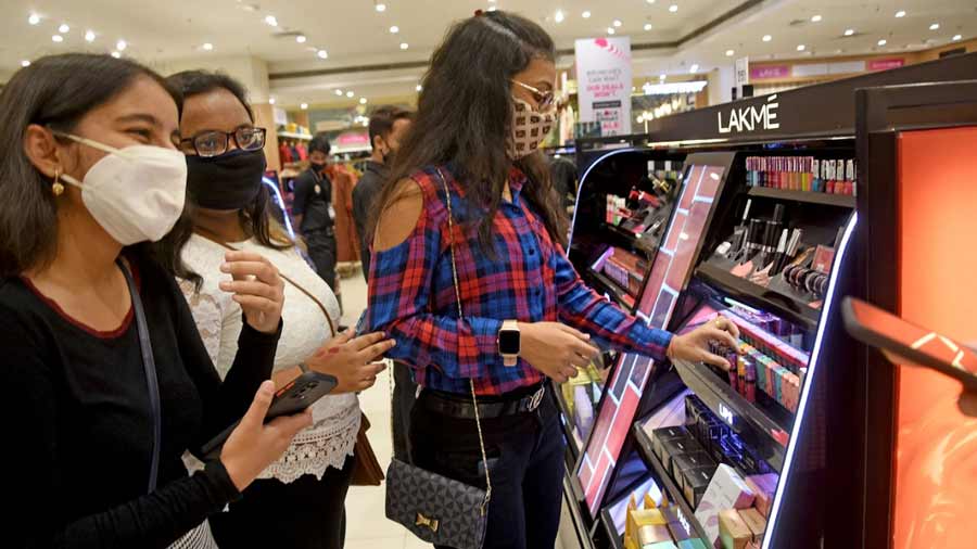 Shoppers Stop kicked off the Black Friday sale early, from November 24. School buddies (from left) Tvisha Sharma, Sriparna Brahma and Avanti Banka’s usually “great experience” shopping here was made better with the deal on lipsticks. “I got an amazing lipstick shade from Lakme at a reasonable price, thanks to the 25% discount,” gushed Avanti, a class XI student of MP Birla Foundation Higher Secondary School.