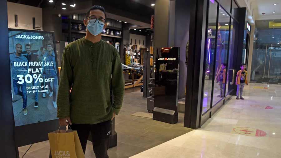 Kathmandu resident Prabhat Shrestha is on holiday in Kolkata and just happened to see the special deals at Jack & Jones. “I couldn’t resist walking in and getting myself a pair of sneakers, thanks to the tempting 30% discount,” he said.