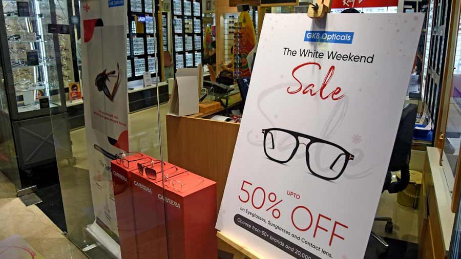 GKB Opticals encouraged shoppers to opt for a fresh look in its White Weekend Sale, offering a discount of upto 50% on eyeglasses, sunglasses and contact lens. Several elite brands participated in the sale, including Emporio Armani, Tommy Hilfiger, Vogue Eyewear, Marc Jacobs and Ray-Ban.