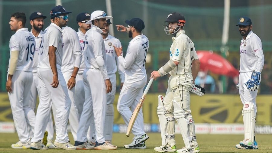 The wicket of Kane Williamson can be termed as one of the turning points of the match. The Kiwi captain was caught plumb in front of the wicket by Umesh Yadav on 18 runs.