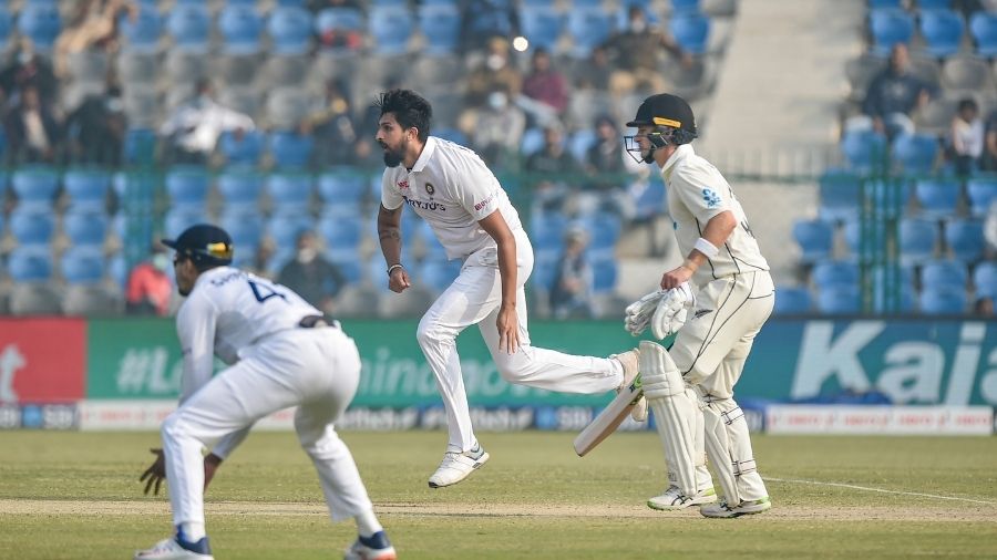 Ishant Sharma starts off proceedings on the third day of the first Test match