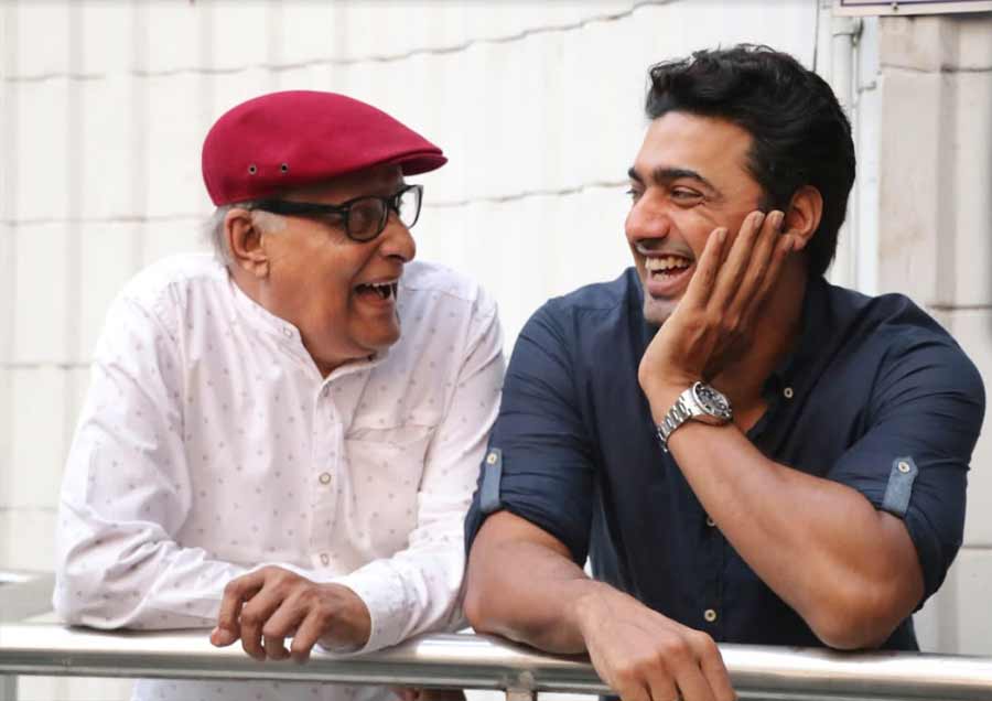 LAUGHTER TONIC: Actor turned politician Dev shares a light moment with fellow actor Paran Bandopadhyay at the trailer launch of his upcoming movie ‘Tonic’ on Thursday, November 25. The actor uploaded this photograph on Twitter and wrote, “No Panic only #Tonic Releasing 24th December #Trailerlaunch”