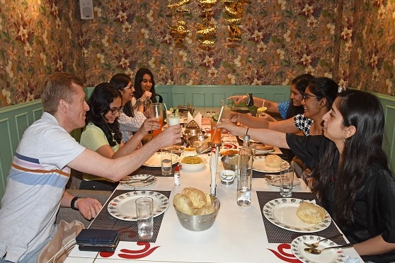 Daniel Emmerson et les filles du lycée moderne testent la cuisine bengali auprès de 6 étudiants de Ballygunge.
