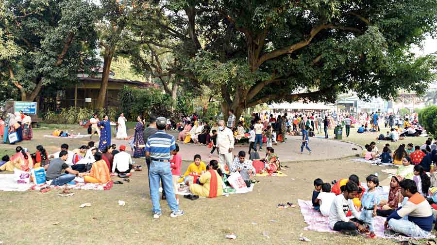 A crowded Alipore zoo on Sunday. 