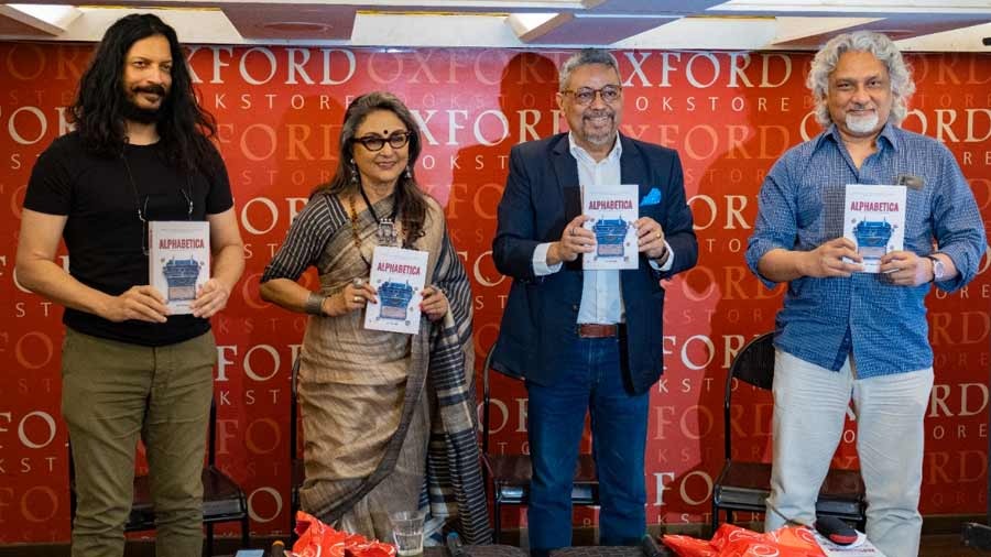 (L-R) Sumanto Chattopadhyay, Aparna Sen, Kaushik Roy (Roy Phoenix) and Kunal Basu with the book