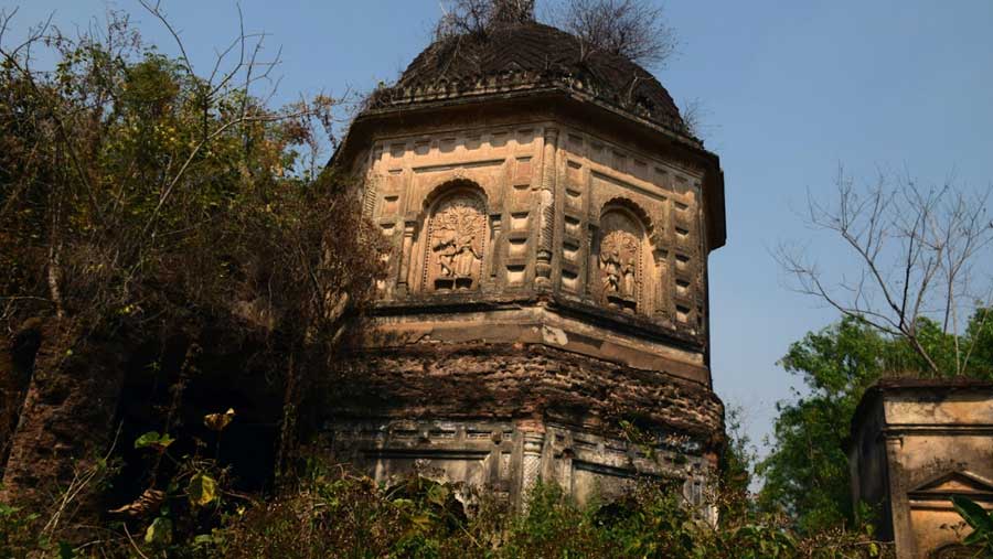 The stucco work on the main temple of Rang Mahal