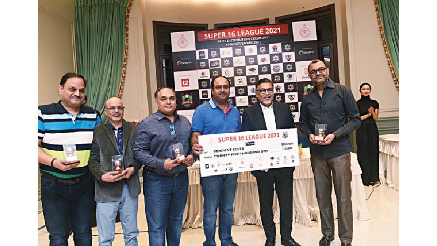 Team Verdant Colts, owned by Manish Rastogi (extreme right) and led by S.V.Pai, was awarded the 2nd runner’s-up position and a cheque of Rs 25,000.