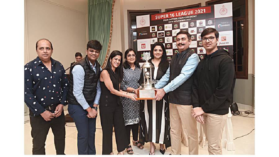 Team Fire Bowls — (l-r) Rajesh Chandan, Dhruv Rampuria, Anchal Malhotra, Renu Mohta, Manisha Srivastava and Anirudh Agarwal with their winning trophy and cheque of Rs 75,000. Chief guest Anuj Sharma gave away the award. “I think we are still floating with joy! It was a tough competition, but we always knew that we have to fight till the last game. It was fantastic and an unbelievable experience,” said Manisha Srivastava, the team captain.