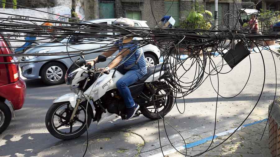 Kolkata Municipal Corporation serves shift-or-snip ultimatum on cables to service providers