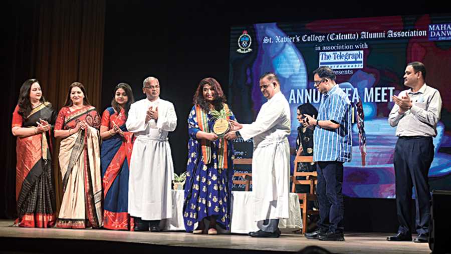 Soma Goho, edupreneur at Indian Abacus, was recognised as one of the women achievers by the college for the year 2021 and was felicitated by Rev. Fr. Dominic Savio S.J. (L-R) Rev. Fr. Jeyaraj Veluswamy S.J., Firdausul Hasan, honorary secretary, St. Xavier’s College Calcutta Alumni Association and Sanjib Koner, past secretary, SXCCAA, joined in. “The Tea Meet is the first event of the SXCCAA calendar. This year there was an excellent response as the alumni members used the opportunity to bond deeper and enjoy the company of friends, especially after the long months of isolation because of the pandemic,” said Firdausul Hasan.