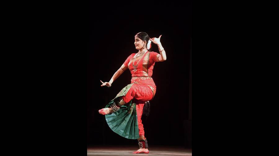 Danseuse Jaya Seal Ghosh mesmerised the audience with her performance of Sringara Lehari and Devi Stuti choreographed by Rama Vaidyanathan. “Stage is our life. Being able to perform on stage after two years and that too, at such a respectable place like St. Xavier’s meant a lot to me. I am thankful to the Women’s Forum of St. Xavier’s College alumni and Father Dominic Savio, who invited me. It was a great moment for me and I am thankful to all my gurus. Bickram was there with his guru and even some of our dance fraternity members were there. People loved the performance they said. My elder son was also there and he saw his mother perform after a long time as he was in hostel for so long. It was a special day. My parents were also very happy that after a long time their daughter performed,” smiled Jaya.