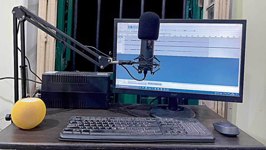 Maono AU-PM421 is perfect for solo podcasters who need a single-microphone set-up. 