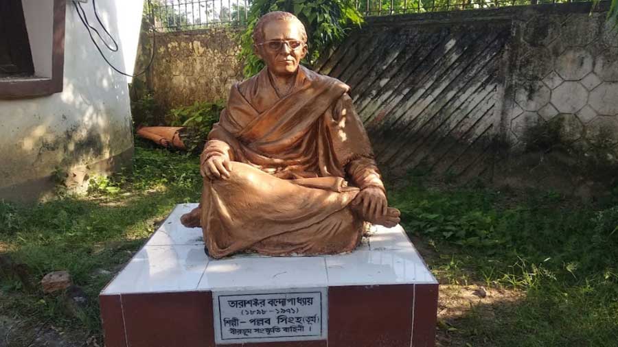 A statue of Tarashankar Bandyopadhyay installed in the premises