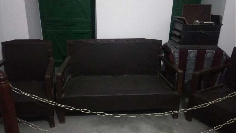 Furniture used by Tarashankar