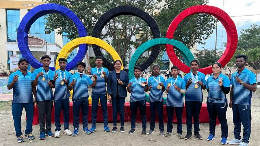 Jharkhand archers with their medals in Amravati.