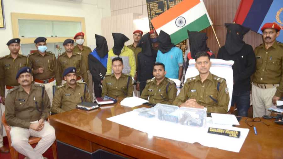 Realtor murder case: Arrested criminals including two shooters with Dhanbad SSP, Sanjeev Kumar (sitting right) and other senior police officials at SSP office on Tuesday