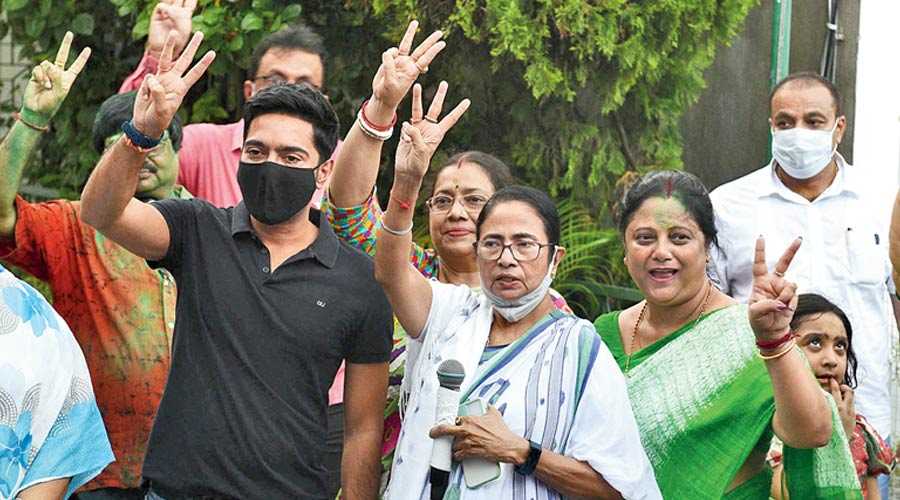 Mamata Banerjee and her nephew Abhishek Banerjee near the chief minister’s residence in Kalighat, Calcutta, on Sunday after her victory in the Bhowanipore  bypoll. 