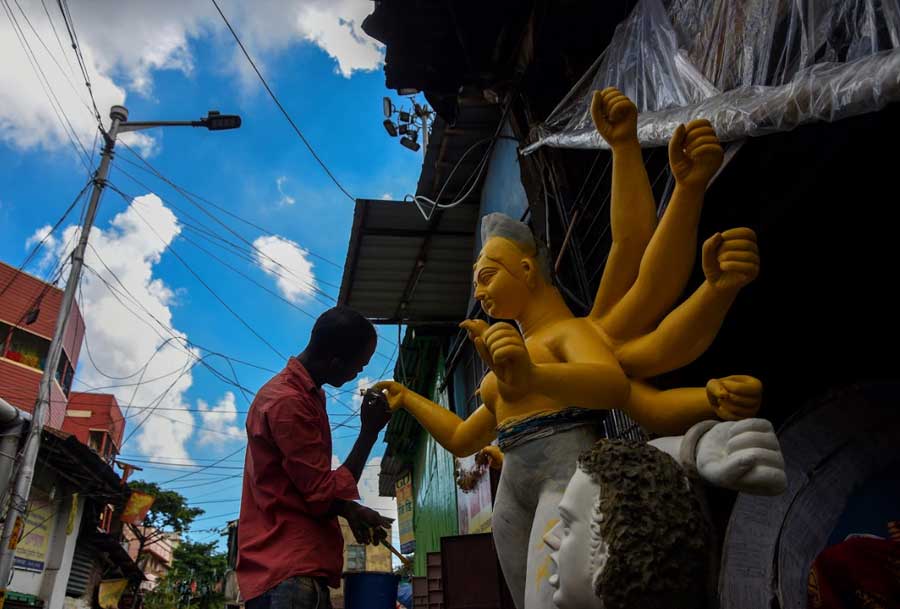 The Durga Puja sky — that autumn azure with wispy cotton clouds —  played peekaboo with Kolkata on Sunday as festive shoppers thronged the shops and markets at hubs such as New Market and Gariahat