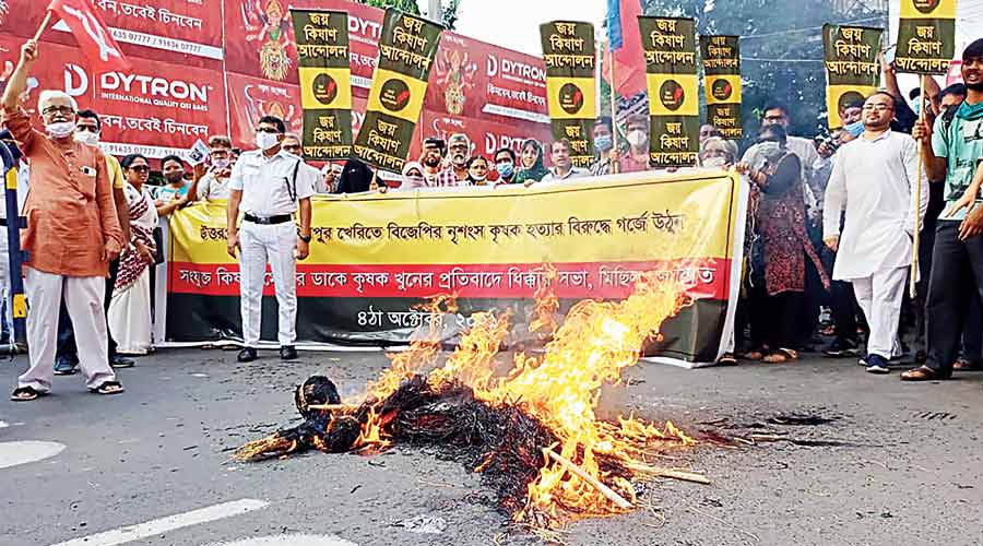 The agitators burnt effigies of Prime Minister Narendra Modi and UP chief minister Yogi Adityanath.