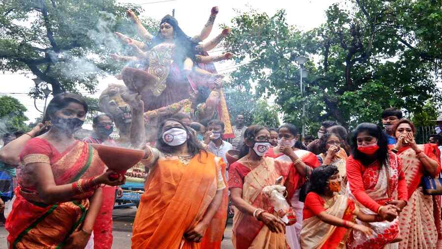 The Durga idol of Vivekananda Sporting Club being taken from Kumartuli to the pandal on Tuesday