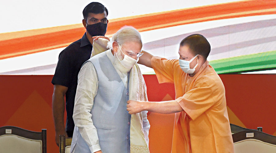 Narendra Modi being welcomed by Yogi Adityanath at the event in Lucknow on Tuesday