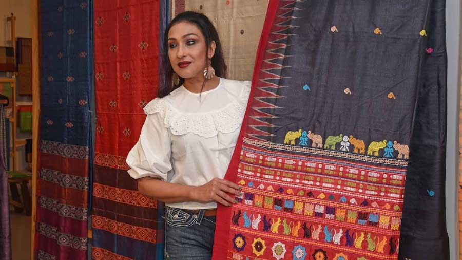 This Dolabedi sari deserves minimal accessories to show it off, said Rituparna