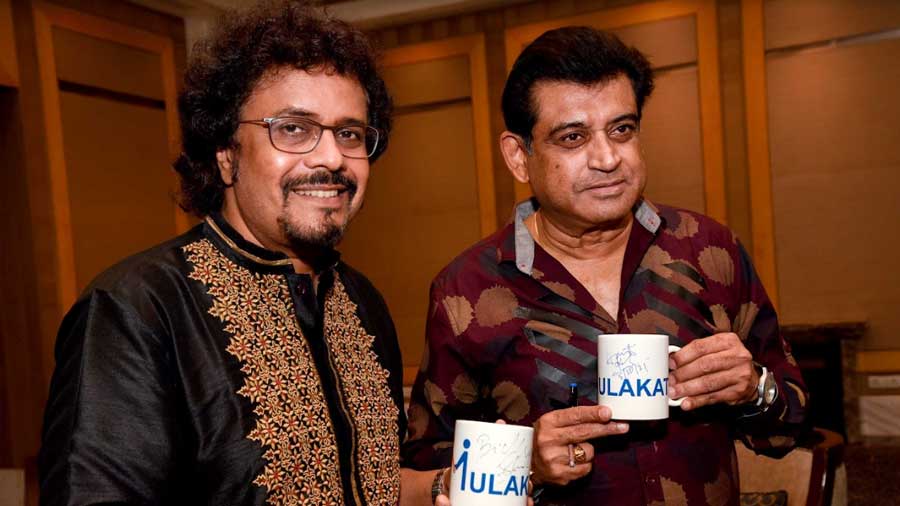 Bickram Ghosh and Amit Kumar pose with Ek Mulakat coffee cups