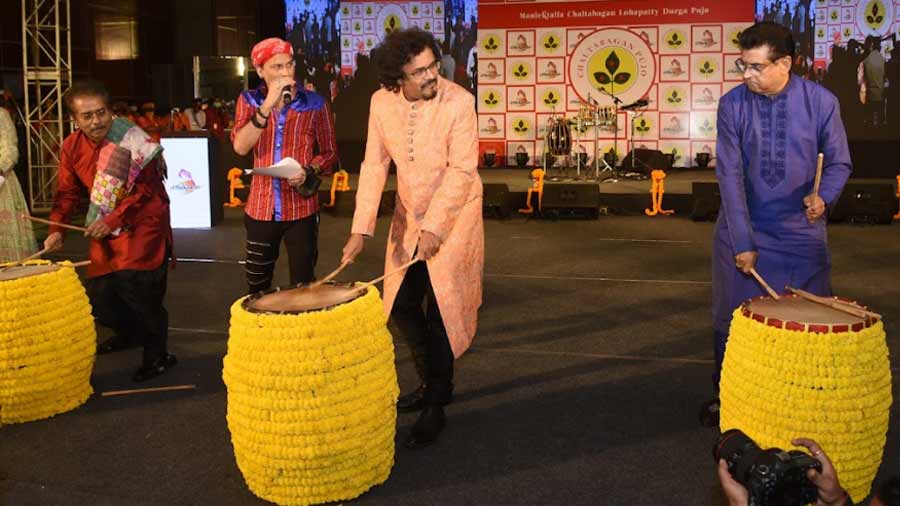 (L to R) Hariharan, Bickram Ghosh and Amit Kumar play the dhak at the Manicktalla Chaltabagan Lohapatty Durga Puja Dhakutsav on Wednesday, presented in association with the Eastern Zonal Cultural Centre, with ABP Digital as media partner.