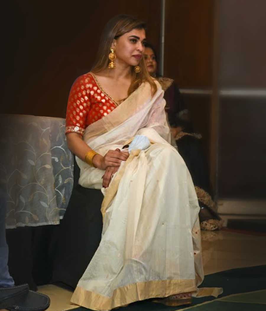 Shrreya Pande sported the classic Puja look in a white sari paired with a red and golden blouse. 