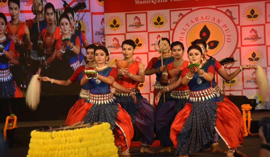 The evening drew to a close with a dance performance that included the Dhunuchi Naach. 