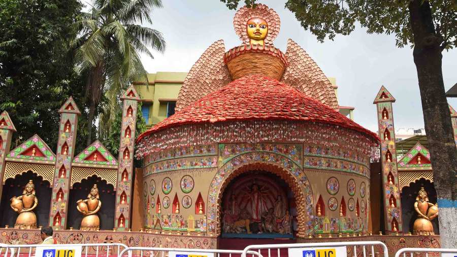 With their theme, 'maa's touch', 41 PALLY CLUB has recognised the need for a warm embrace during these trying times. The pandal is decorated with materials that reflect a mom's loving nature, like hand fans and shakha pola. Their attention isn't just limited to aesthetics, as all materials used are biodegradable. 