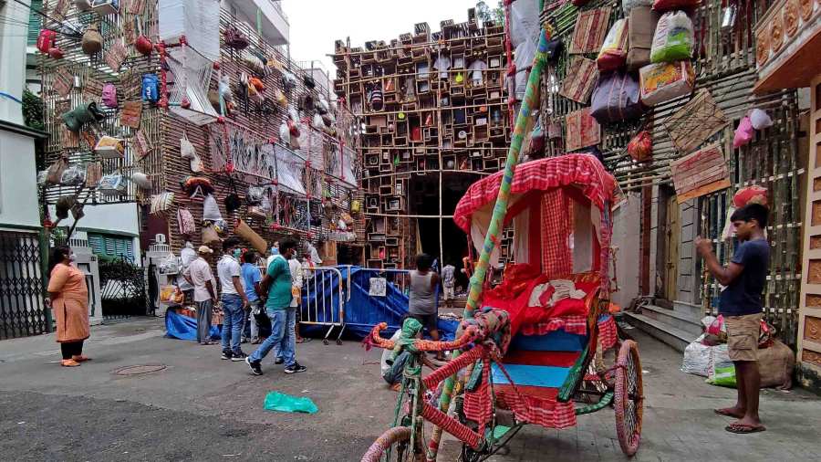 SHIBMANDIR has transported devotees to the time the lockdown was first announced. The pandal shines with its detailing, using computers to show how many were stuck at home and bags to show how others were tragically displaced from theirs. 