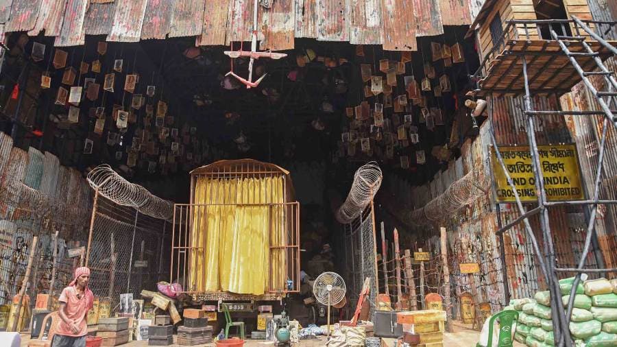 BARISHA CLUB has chronicled the struggles of refugees during the partition of Bengal. The pandal has touched upon the pain and strife endured by those who had to leave their homes through barbed wires, multiple milestones and forgotten suitcases. 