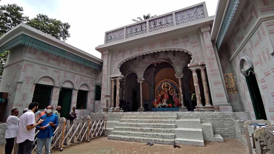 BEHALA NUTAN DAL has brought elegance to simplicity through their Rajbari-style puja. The puja is dedicated to those we lost in the pandemic. It ensures that we carry their memories as we move forward. The walls are embellished with verses from Tagore's Sokatore Oi Kadiche Sokole, leaving devotees with much to think about.