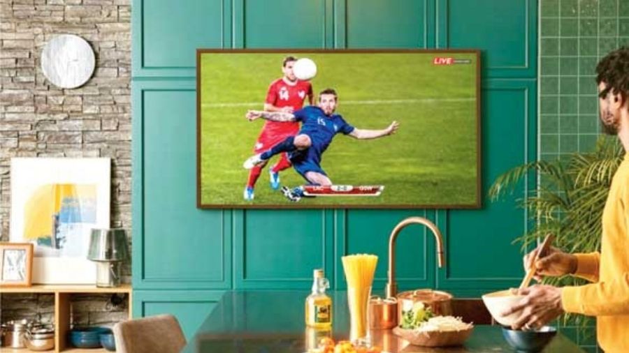 There are some excellent festive season deals on The Frame TV from Samsung. 