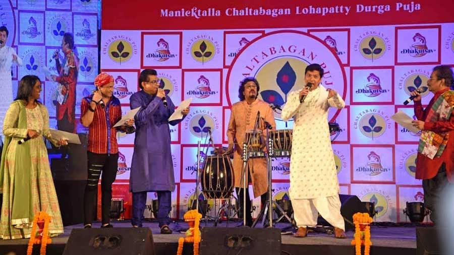L to R: Mahalakshmi Iyer, Zubeen Garg, Amit Kumar, Bickram Ghosh, Shaan and Hariharan during the live performance of ‘Aaj baaja tui dhaak’