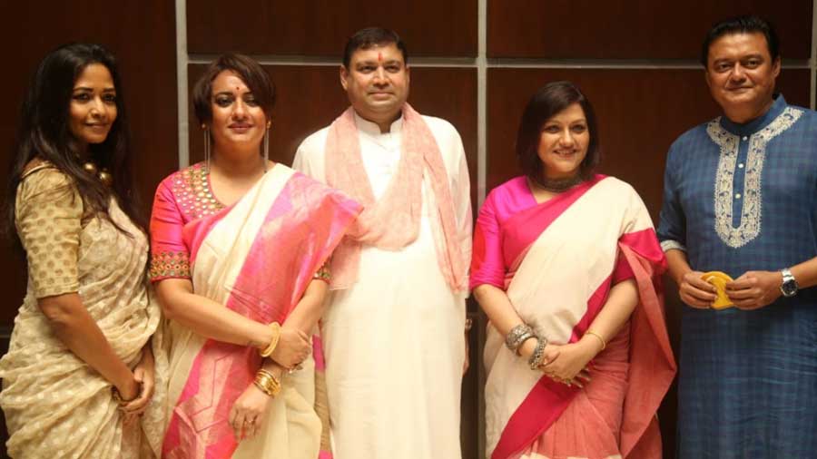 (L-R) Esha Dutta, Nilanjanaa Sengupta, Sundeep Bhutoria, Mahua Chatterjee and Saswata Chatterjee at Dhakutsav