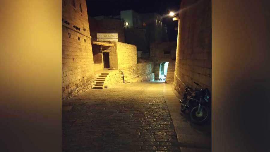 Desolate lanes inside Sonar Kella, with a mystery lurking in every shadowy corner. 