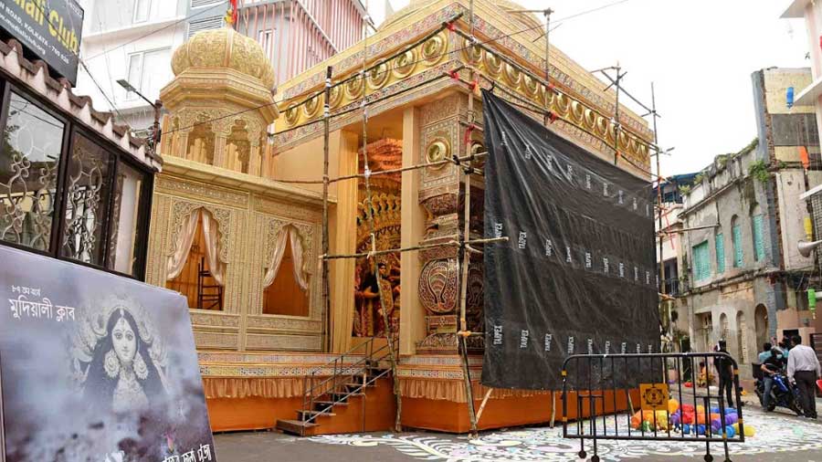 MUDIALI CLUB also went the traditional way due to the pandemic restrictions, with a simple Hindu temple as the pandal. The club focussed more on accessibility, the traffic route and changing the location of the protima, to provide a more convenient experience to devotees. 