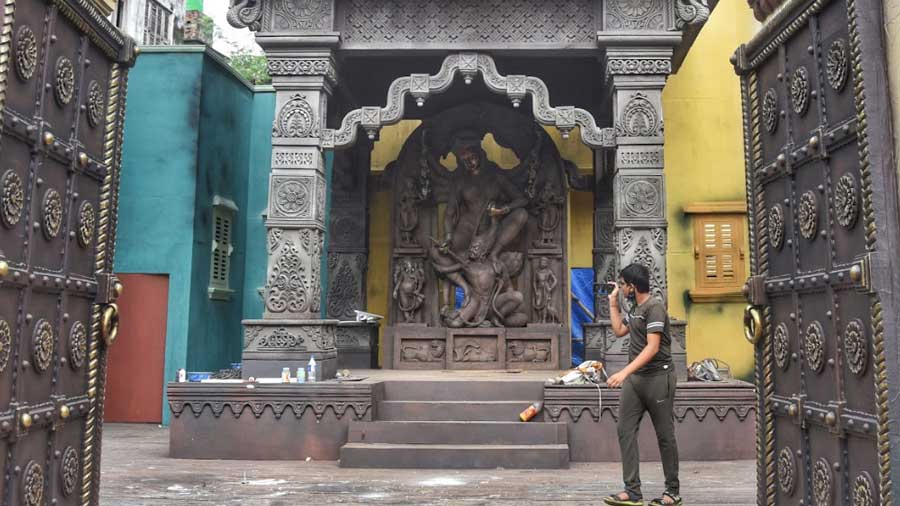 AHIRITOLA SARBOJONIN DURGATSAB SAMITY captured the essence of a North Kolkata para'r pujo, tucked in a lane surrounded by houses. In order to convey renewed vigour, a protima made from mud was chosen, where the idol's damaged hands had been repaired with brass, giving a fresh glow.