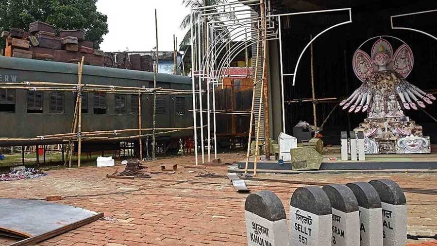 NAKTALA UDAYAN SANGHA depicted the harrowing tale of the Partition of Bengal. The pandal drew inspiration from Khushwant Singh's 'Last Train to Pakistan' and 'Neelkantho Pakhir Khoj' by Atin Bandyopadhyay, and recreated a train laden with refugees and their luggage to show the tragedy of displacement.