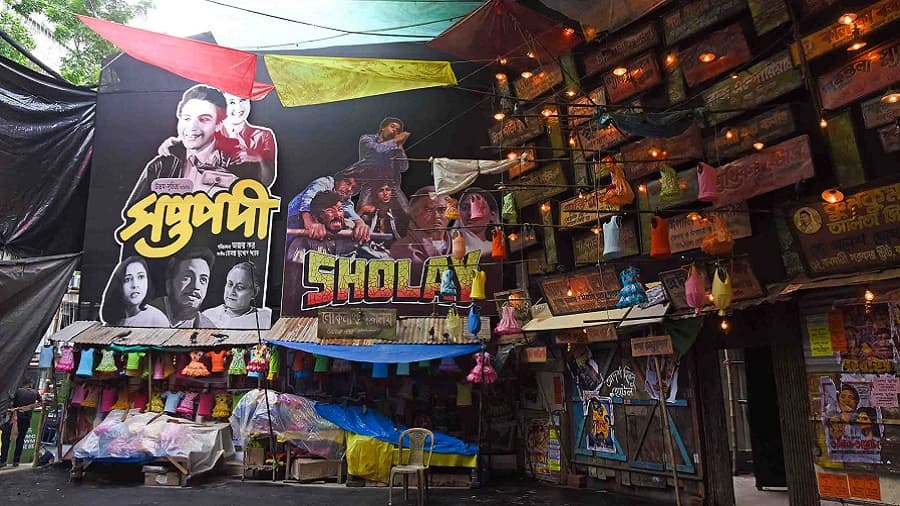 As Durga Puja is synonymous with shopping, SURUCHI SANGHA decided to recreate the indulgent world of a bazaar. The pandal encapsulates the fanaticism of a Kolkata market with colourful dresses hanging from the ceiling, film posters on the walls, plastic coverings instead of cloth, and shops for chai, kochuri and muri. 