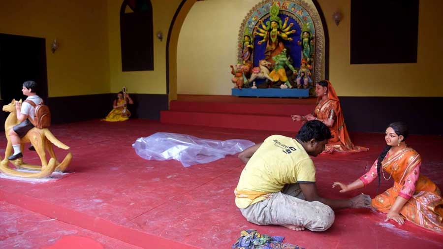 Family received renewed focus in SANTOSHPUR LAKE PALLY’s pandal, which brought the entire para together as one big pandal. The mandap highlighted some of the most relatable family experiences during Durga Puja, like a child asking for toys, the mother giving alpana, and the grandmother playing a sitar. The entrance to the pandal is guarded by two massive horses to provide a rajbari-like feel.