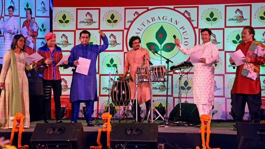 (L to R): Mahalakshmi Iyer, Zubeen Garg, Amit Kumar, Bickram Ghosh, Shaan and Hariharan at the launch of the song 