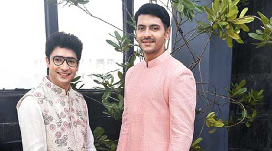 A wash of freshness. That was the mood of this picture. While Gaurav (left) was in an all-white ensemble paired with a Bagh hand-embroidered Nehru jacket, Arjun was in an orchid achkan kurta.