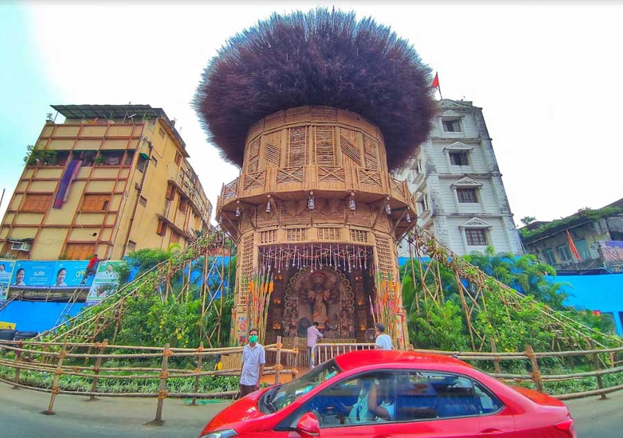 Manicktala Chaltabagan Lohapatty Durga Puja has managed to recreate tribal life that is deeply rooted in nature in the middle of the city’s bustle. The pandal is surrounded by green cover with the top shaped like a bird’s nest. The protima is decorated with bamboo and taalpata, as is the rest of the pandal, for authenticity. 