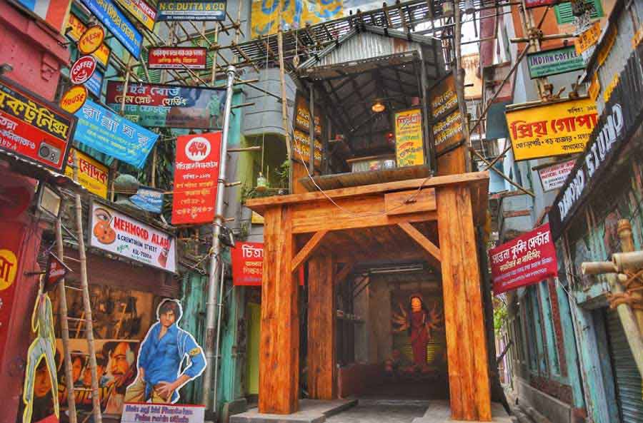 Nalin Sarkar Street Sarbojanin Durgotsab reminds devotees of the magic that a paintbrush can create. The pandal employed artists who have lost work after the advent of digital art and re-created a version of Mehboob Studio, complete with some iconic movie posters like those of Deewar and Sholay. 