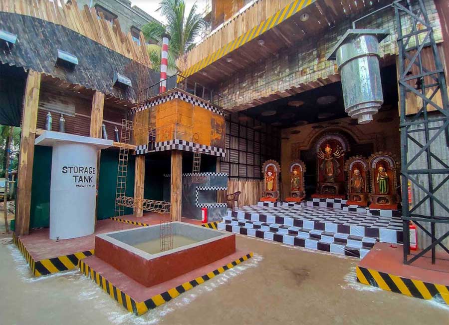 Telengabagan has tried to remind people of the Covid second wave's toll while instilling hope for the future. The pandal is structured like an oxygen plant. The idols do not carry any weapon to spread a message of peace.