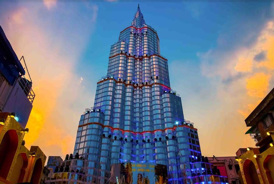 Sreebhumi Sporting Club has outdone itself yet again with a pandal that is a fitting replica of Burj Khalifa, the tallest tower in the world. The attention to detail is impressive, with the pandal managing to get even the iconic lighting of the skyscraper right. In addition, 45kg of gold has been used on the protima.