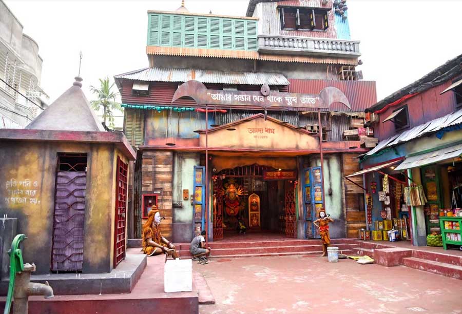 Dumdum Park Tarun Sangha has dedicated its pandal to local grocery shops that helped people through multiple lockdowns, when the chain stores and shopping malls were shut. Apart from recreating a mudir dokan, the Puja has used jars from local shops for decoration. Ma Durga has been depicted as Annapurna.